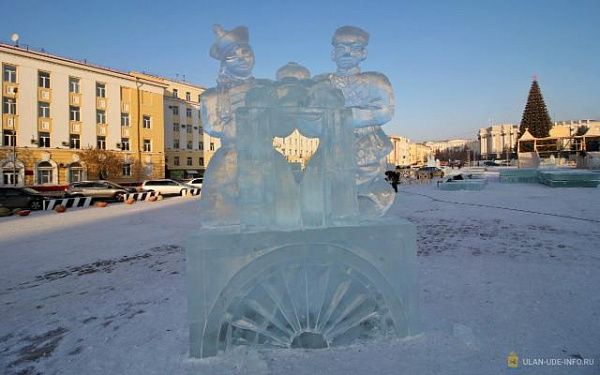 На площади Советов появилась ледяная скульптура, посвященная буузам