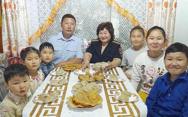 В районе Бурятии многодетная полицейская семья отметит совершеннолетие