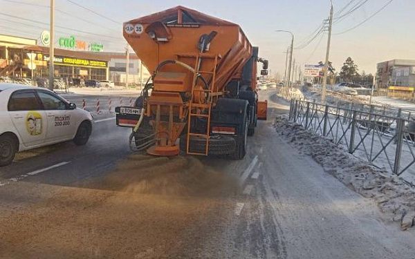 В Улан-Удэ круглосуточно вывозят снег и посыпают дороги