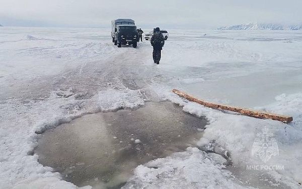 На акватории залива Байкала образовались многочисленные незамёрзшие трещины
