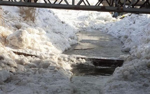В мкрн Мостовой устраняют последствия выхода вод из реки