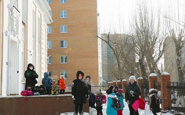 В школах Улан-Удэ охранников обязали следить за тем, чтобы собаки не проникали на их территорию 