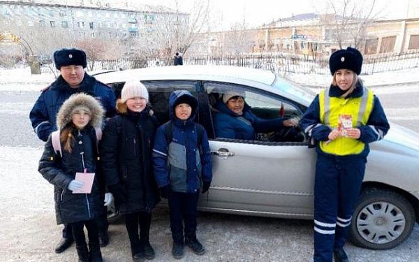 Автоинспекторы и школьники в Бурятии поздравили женщин за рулём 