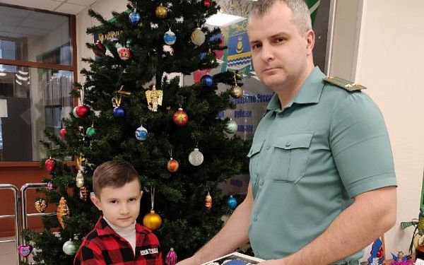 Бурятские таможенники подарили мальчику из Улан-Удэ поездку в резиденцию Деда Мороза