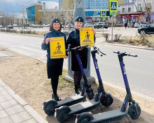 Водитель самоката - СПЕШИВАЙСЯ на пешеходном переходе, соблюдай правила дорожной безопасности