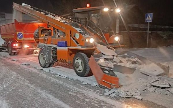 В Улан-Удэ всю ночь устраняли последствия снегопада  