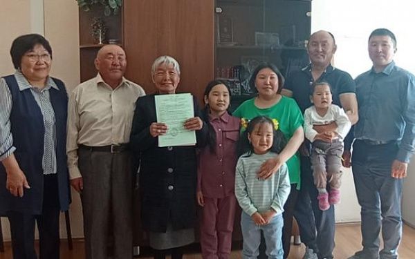 В районе Бурятии семьям инвалидов вручили жилищные сертификаты