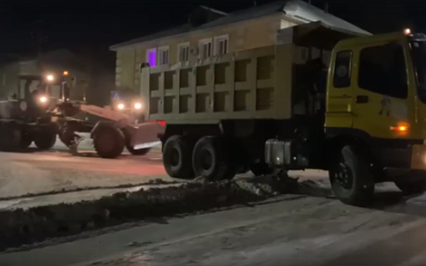 За ночь с одной улицы в Улан-Удэ вывезли 40 КАМАЗов снега