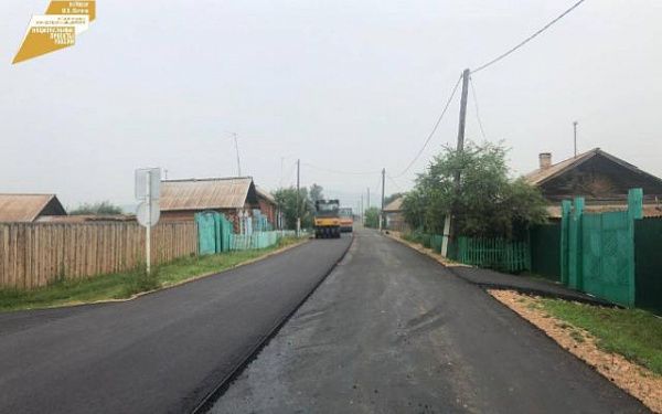 В селе Куйтун Тарбагатайского района Бурятии дорожники приступили к укладке верхнего слоя асфальта