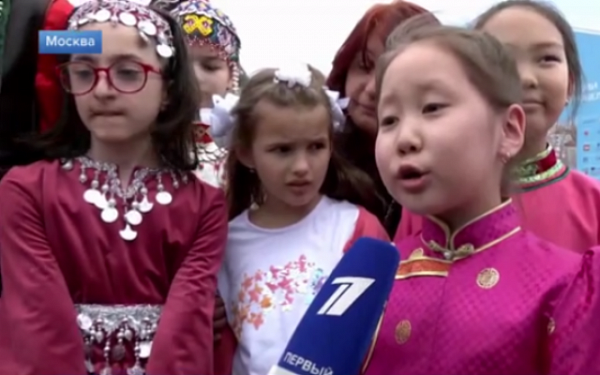 Девочки в бурятских костюмах блистали на фестивале в Москве