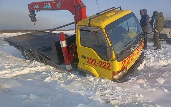 В Бурятии под лёд Байкала провалился грузовик
