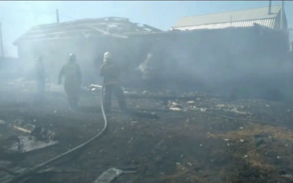 В пригородном районе Бурятии загорелись два жилых дома в ДНТ 