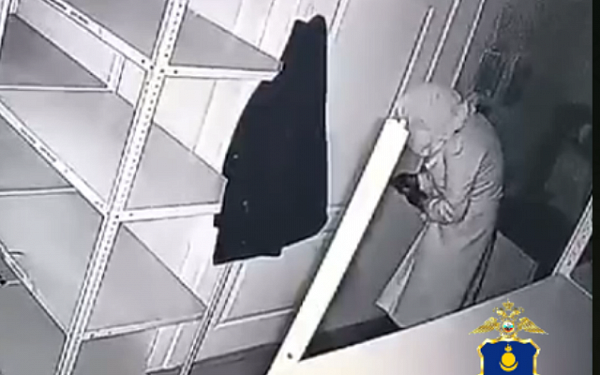 В Улан-Удэ охранник магазина замаскировался под женщину и вынес выручку из сейфа