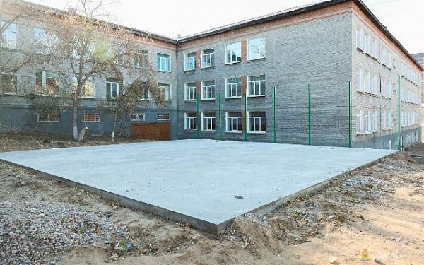 Новая спортивная площадка строится у гимназии №14