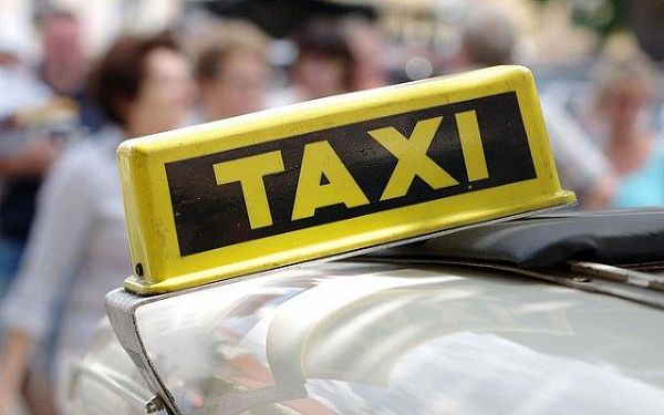 В столице Бурятии сотрудники полиции задержали таксиста, подозреваемого в краже денег и паспорта у пассажирки