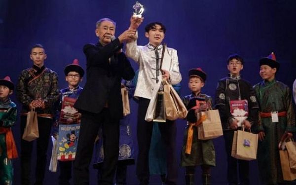 В Улан-Удэ обладателем гран-при конкурса «Юный Будамшуу» стал юноша из Аги