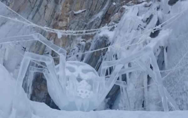 Байкал создал собственную ледяную выставку около Ольхона