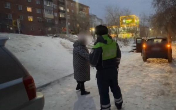 В Улан-Удэ ребенок скатился с горки и попал под колёса машины 