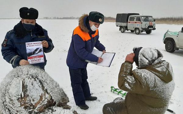 Автомобилистов Бурятии предостерегли от выезда на хрупкий лед Байкала
