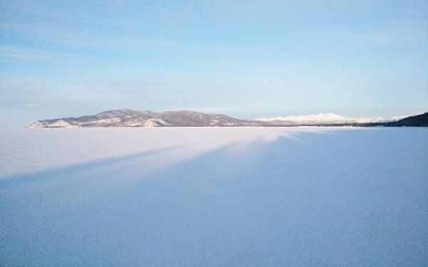 В Бурятии состоялся первый рейс по льду Байкала в заповедник