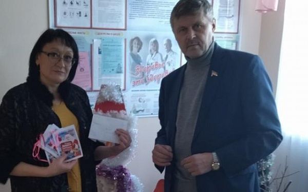 Депутаты Народного Хурала сделали подарок детям-сиротам