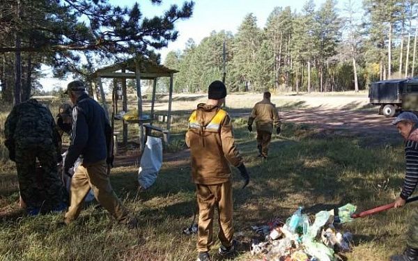 В Хоринском районе лесники очистили лес от мусора