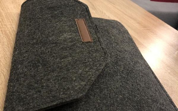 Мастер из Бурятии создает коллекцию чехлов для MacBook из шерсти овец