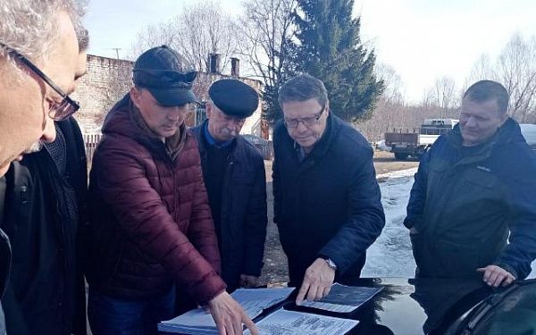 Министр строительства Николай Рузавин выехал на место строительства новых очистных в поселке Выдрино Кабанского района