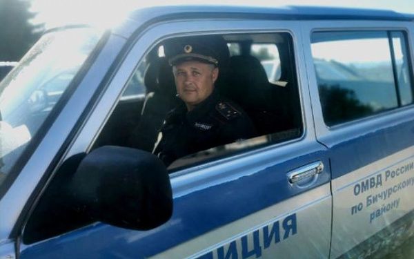 В Бурятии полицейский спас семью, которая застряла в лесу 