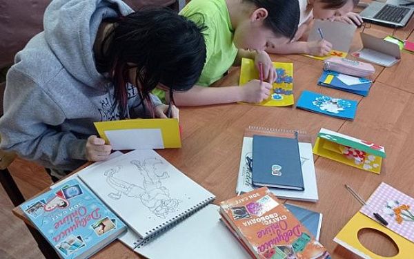 Дети-сироты из Бурятии сделали открытки для одиноких стариков