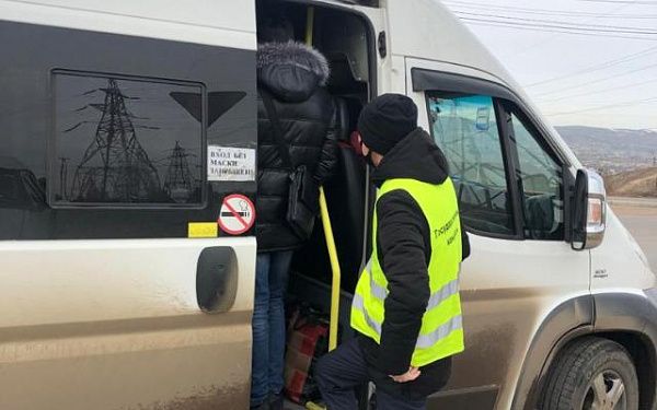 Двум пассажирам межмуниципального автобуса и такси грозит штраф 1500 рублей за отсутствие маски