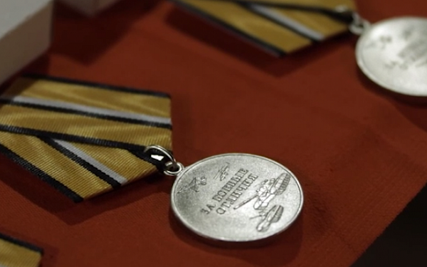 Минобороны РФ вручило награды военнослужащим, отличившимся при задержании террористов 