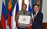 Президент Монголии передал подарок лидеру группы "Любэ"