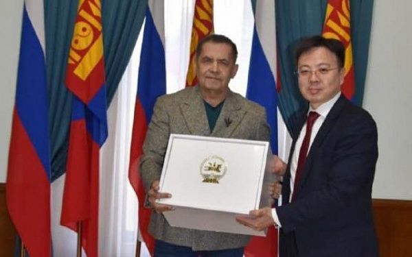 Президент Монголии передал подарок лидеру группы "Любэ"
