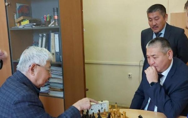Председатель горсовета Улан-Удэ сыграл в шахматы со своим преподавателем