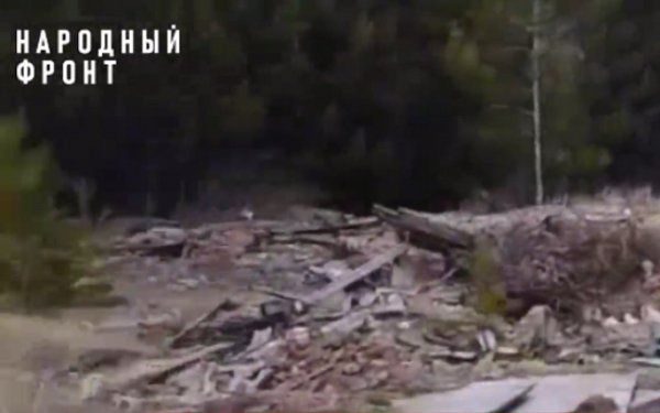 Горы мусора растут в лесной чаще возле Байкала