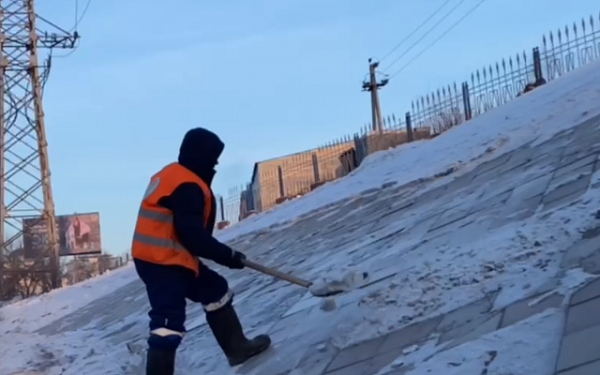 В Улан-Удэ откосы путепровода очищают на Элеваторе