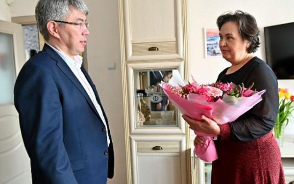Алексей Цыденов поздравил матерей, жён и вдов Героев России, которые отдали свои жизни за Родину