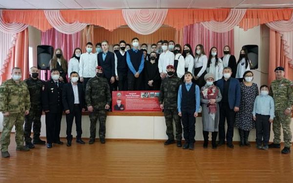 В школе Гусиноозерска открыли Парту Героя в честь погибшего росгвардейца