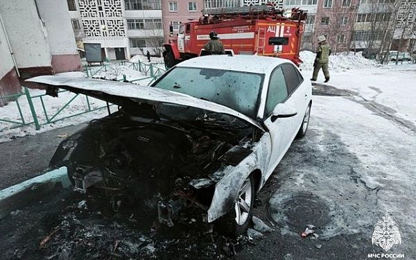 Огнеборцы МЧС России потушили автомобиль в Улан-Удэ