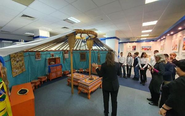 Учащиеся 7 класса в Москве получили задание подготовить проект о Бурятии