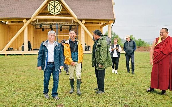 Глава Бурятии поздравил Даши Намдакова с открытием ленд-арт парка «Тужи»