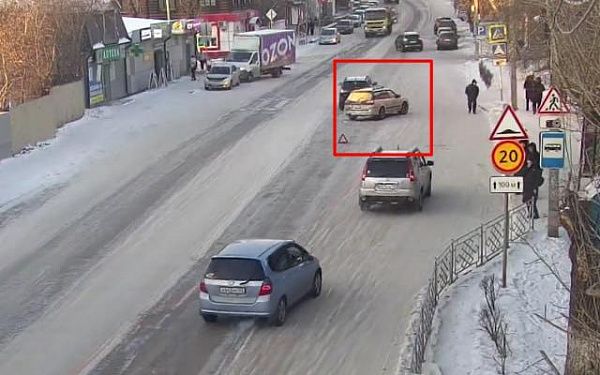 В Улан-Удэ в районе остановки "Баня" движение сильно затруднено