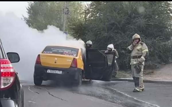 В центре Улан-Удэ горел автомобиль «Renault Logan»