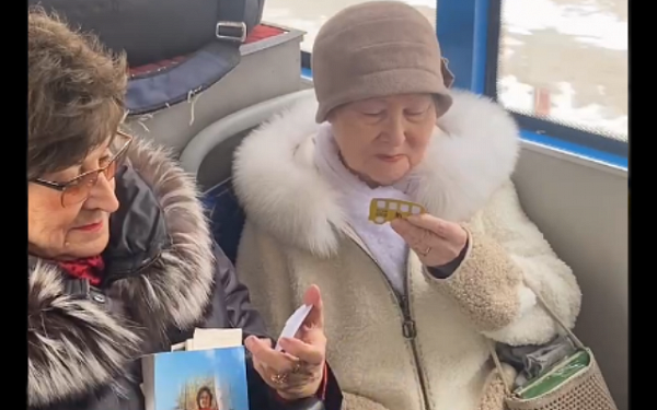 В Улан-Удэ курсирует автобус, где пассажирам читают стихи бурятских поэтов