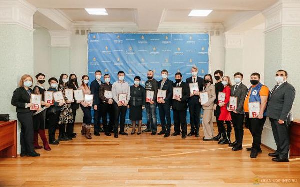 В мэрии Улан-Удэ вручили награды лучшим волонтерам
