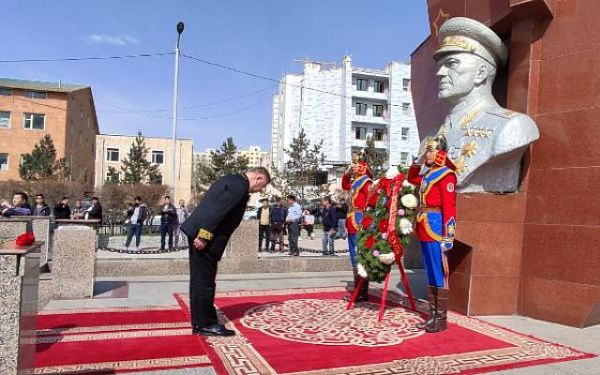 В Улан-Баторе состоялось торжественное возложение венков у мемориала Жукову