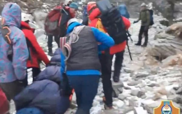 Бурятские спасатели эвакуировали с горного водопада альпиниста с травмой 