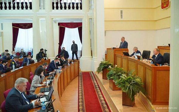Председатель Улан-Удэнского горсовета Чимит Бальжинимаев выступил с двумя законодательными инициативами в Народном Хурале Бурятии