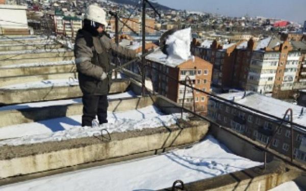 В районе Улан-Удэ убирают снег с крыш